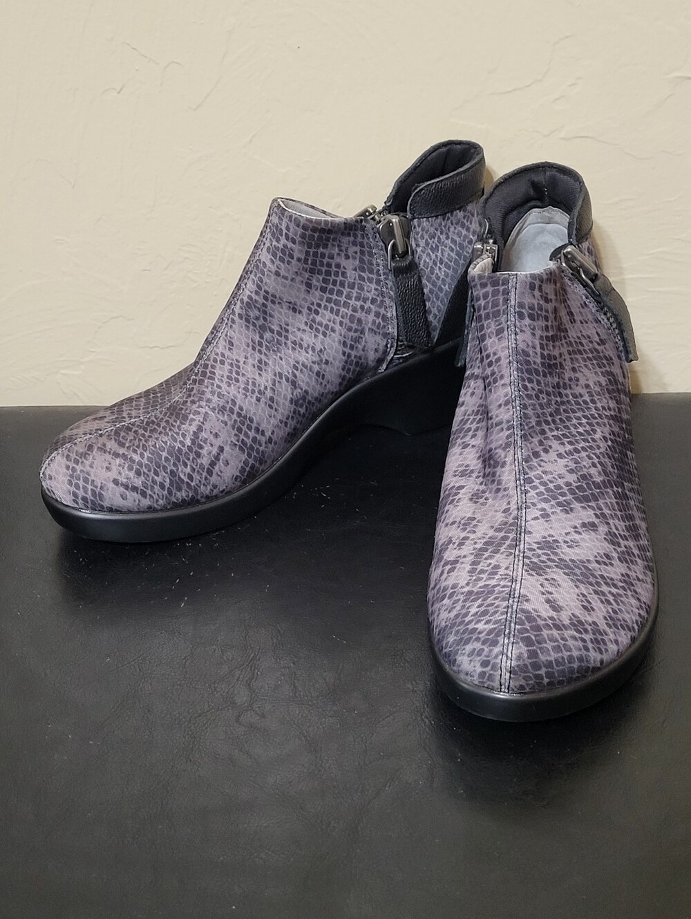 Algeria Sloan Snake Print Bootie Non Slip Size 36